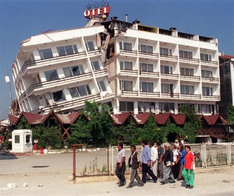 M­a­r­m­a­r­a­ ­D­e­p­r­e­m­i­­n­i­n­ ­ü­z­e­r­i­n­d­e­n­ ­1­8­ ­y­ı­l­ ­g­e­ç­t­i­